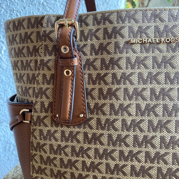 Micheal Micheal Kors Signature Tote - Picture 3 of 8